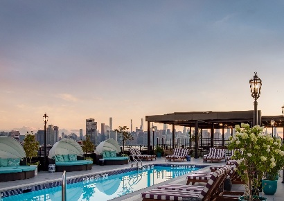 Có nên thiết kế xây dựng hồ bơi trên sân thượng khách sạn hay không?