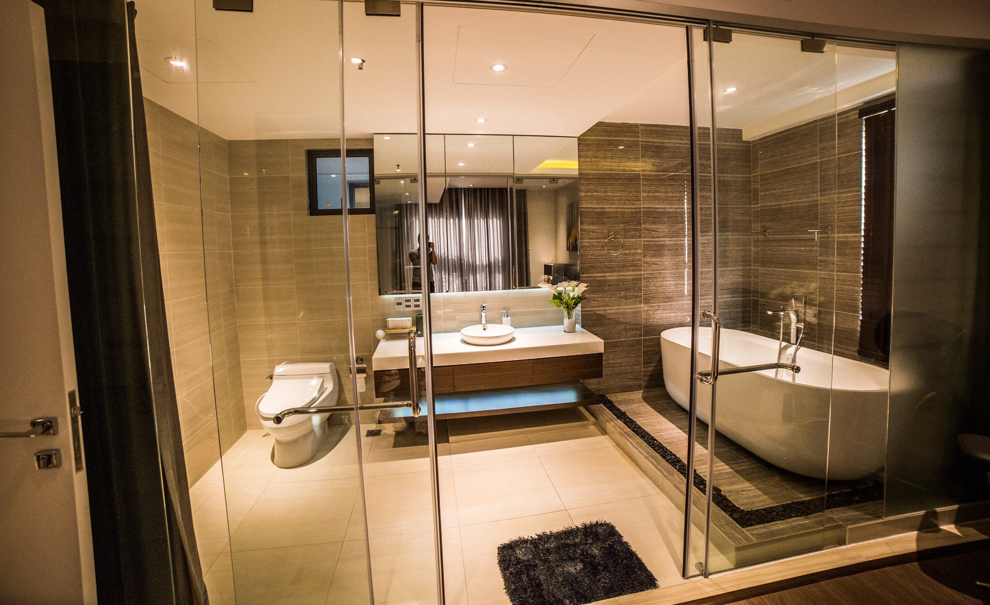 Phòng tắm khách sạn của chúng tôi có các tiện nghi và vật dụng cao cấp, cùng với một thiết kế tinh tế và hiện đại. Tất cả đều được sắp xếp một cách đặc biệt để đáp ứng các nhu cầu của khách hàng, giúp cho trải nghiệm tốt nhất và đáng nhớ nhất.